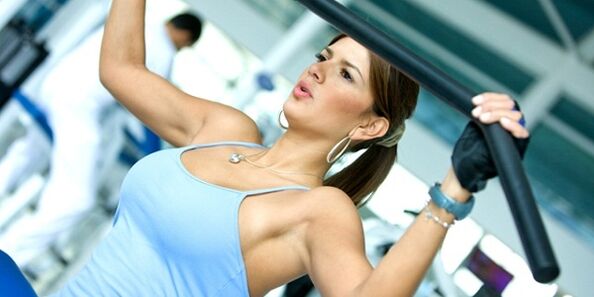ασκήσεις στο γυμναστήριο για αυξητική στήθους