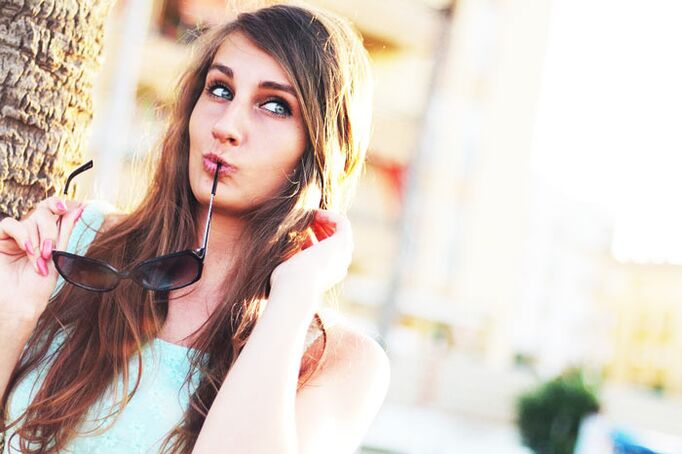 Ένα κορίτσι σκέφτεται αν πρέπει να κάνει πλαστική για αυξητική στήθους.