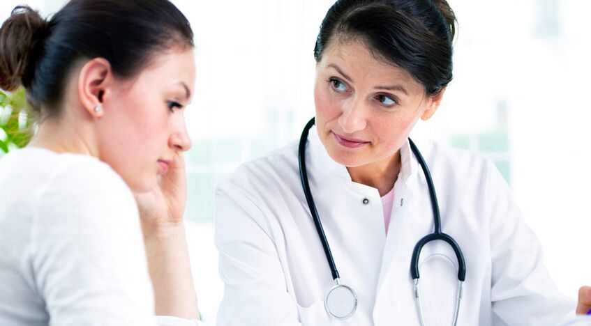 Ένας γιατρός συμβουλεύει έναν ασθενή για ενδείξεις για αυξητική μαστοπλαστική.