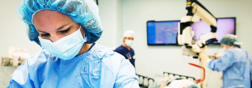 Χειρουργοί που εκτελούν πλαστική χειρουργική για αυξητική στήθους